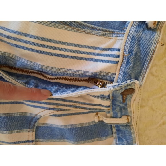 Vintage Made In The Shade Women's Shorts, Blue and White Stripes Size 5 - Picture 6 of 11
